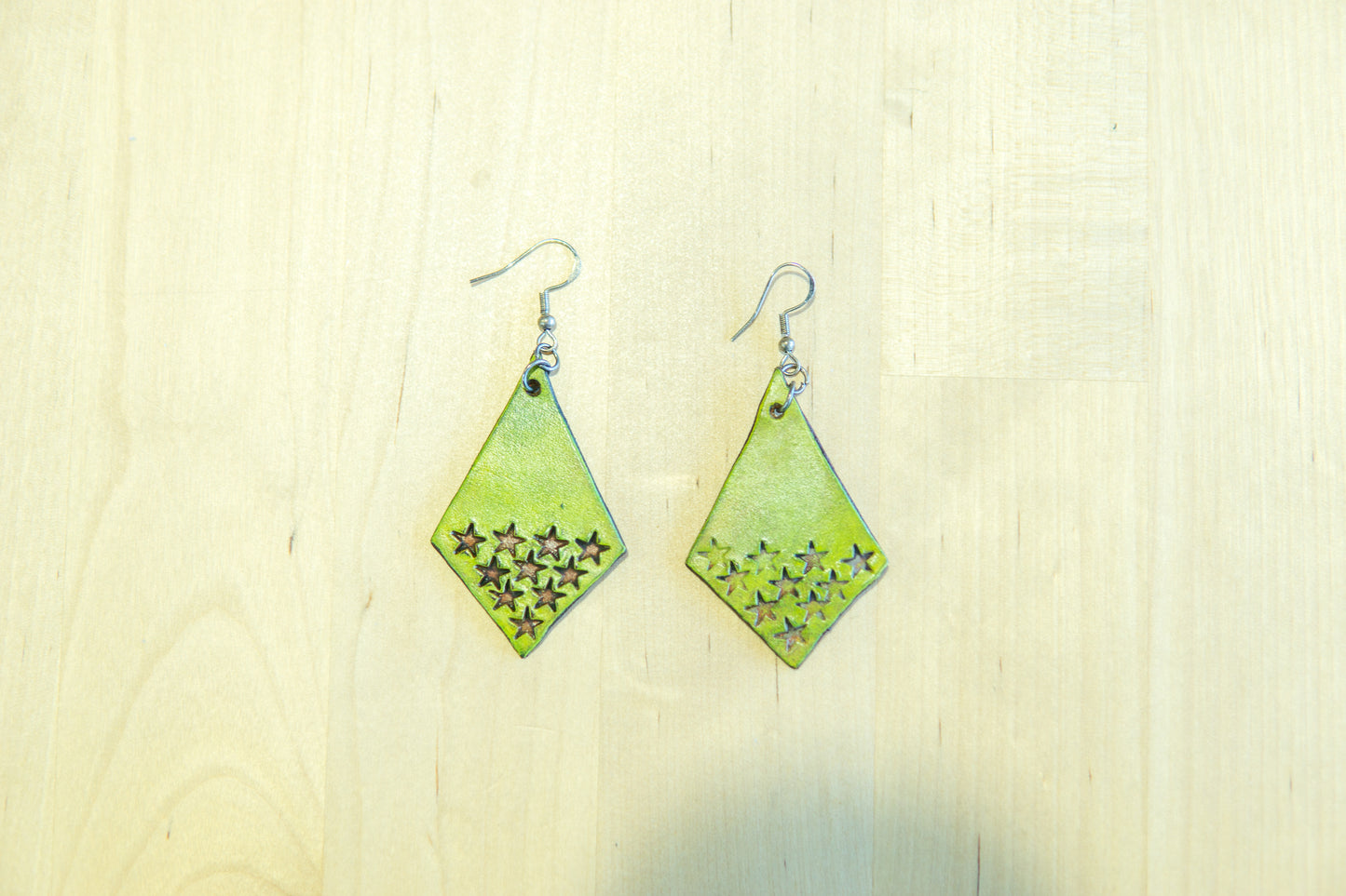 Brincos Artesanais de Couro – Formato Papagaio com Motivos Abstratos (Amarelo)