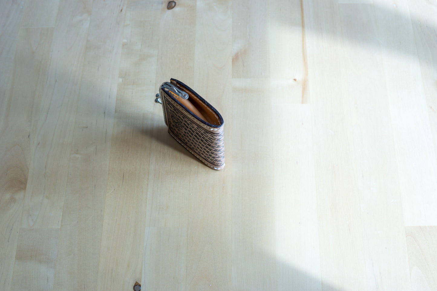 Porta-Moedas em Couro Vegetal com Flor Minimal Carved à Mão – Feito em Portugal