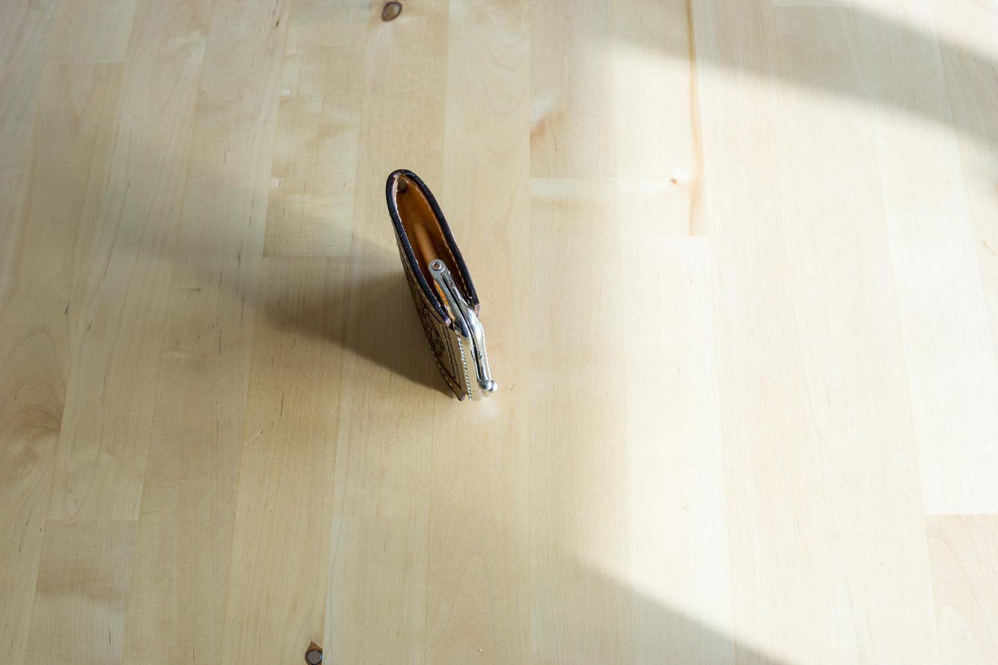 Porta-Moedas em Couro Vegetal com Flor Minimal Carved à Mão – Feito em Portugal