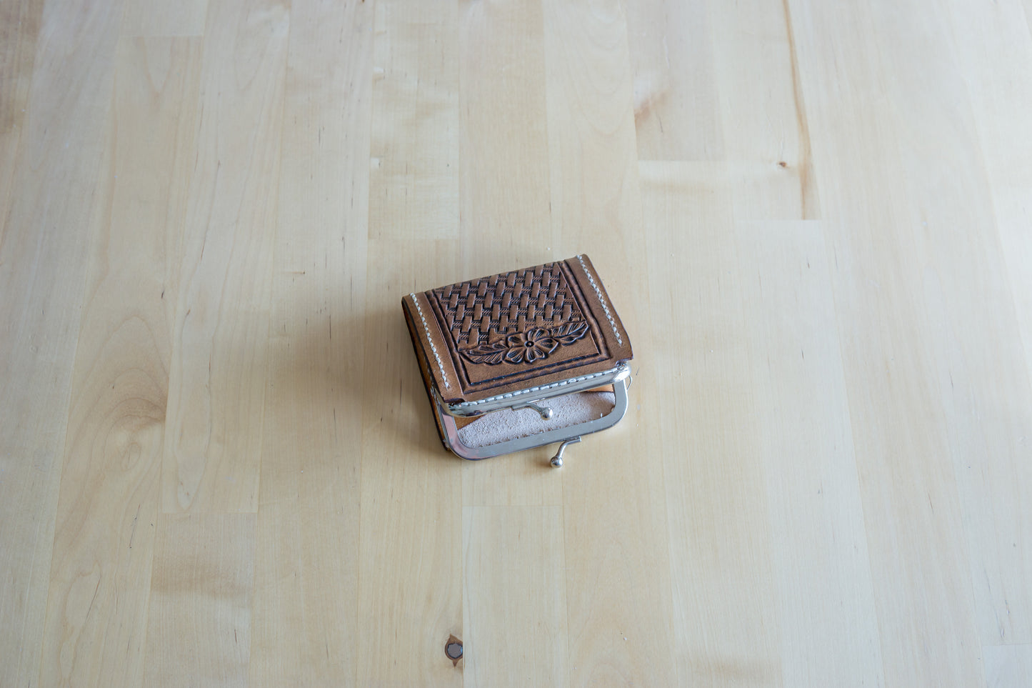 Porta-Moedas em Couro Vegetal com Flor Minimal Carved à Mão – Feito em Portugal