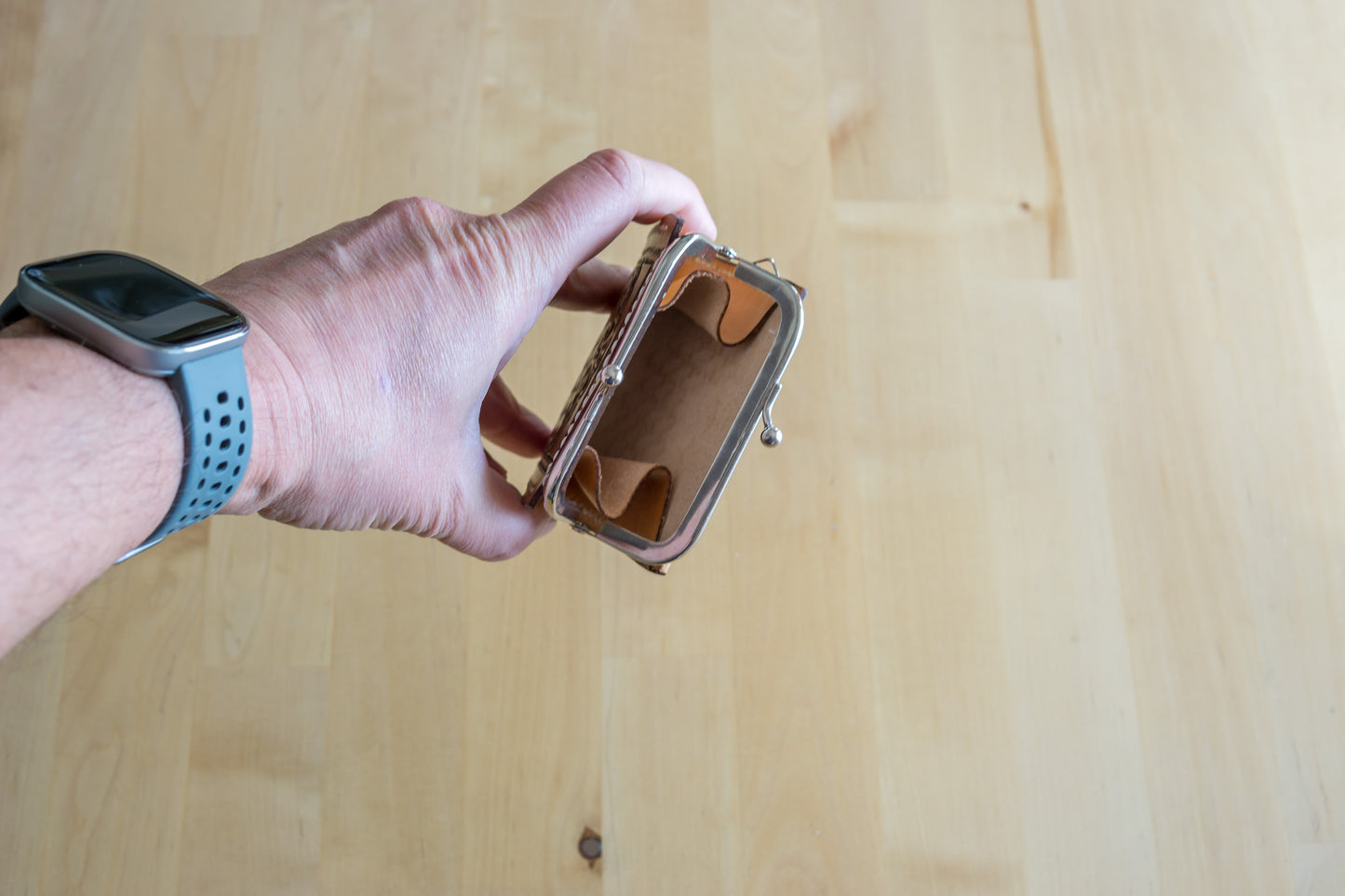 Porta-Moedas em Couro Vegetal com Flor Minimal Carved à Mão – Feito em Portugal