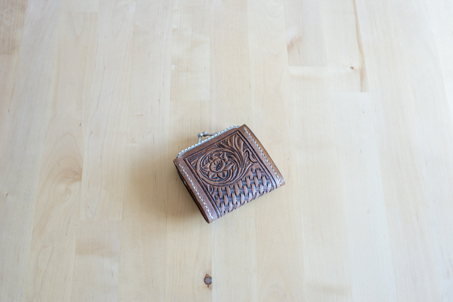 Porta-Moedas em Couro Vegetal com Flor Espiral Carved à Mão – Feito em Portugal