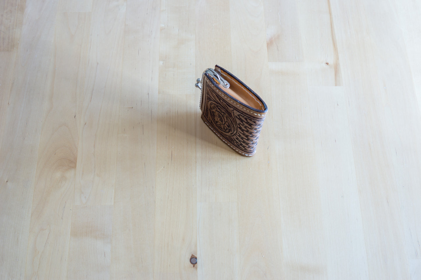 Porta-Moedas em Couro Vegetal com Flor Espiral Carved à Mão – Feito em Portugal