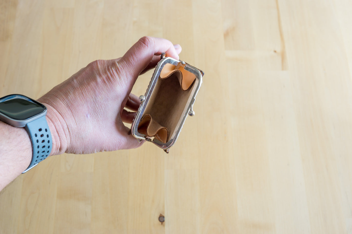 Porta-Moedas em Couro Vegetal com Flor Espiral Carved à Mão – Feito em Portugal
