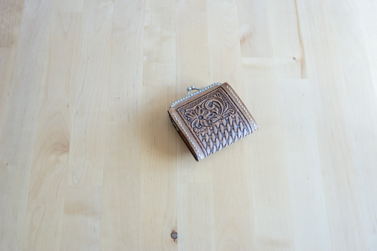 Porta-Moedas em Couro Vegetal com Flor Clássica Carved à Mão – Feito em Portugal