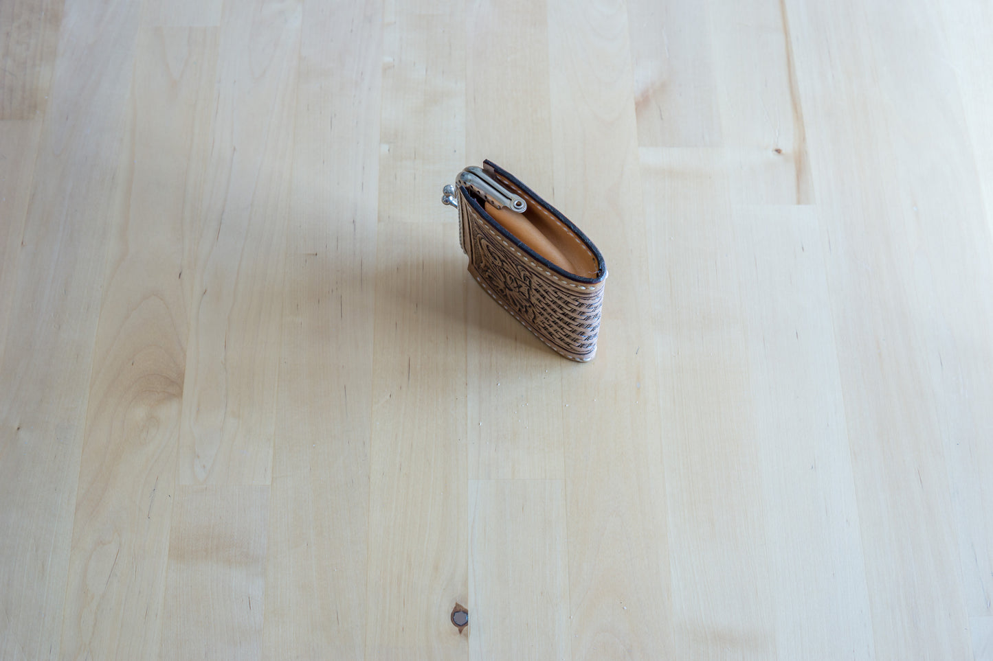 Porta-Moedas em Couro Vegetal com Flor Clássica Carved à Mão – Feito em Portugal