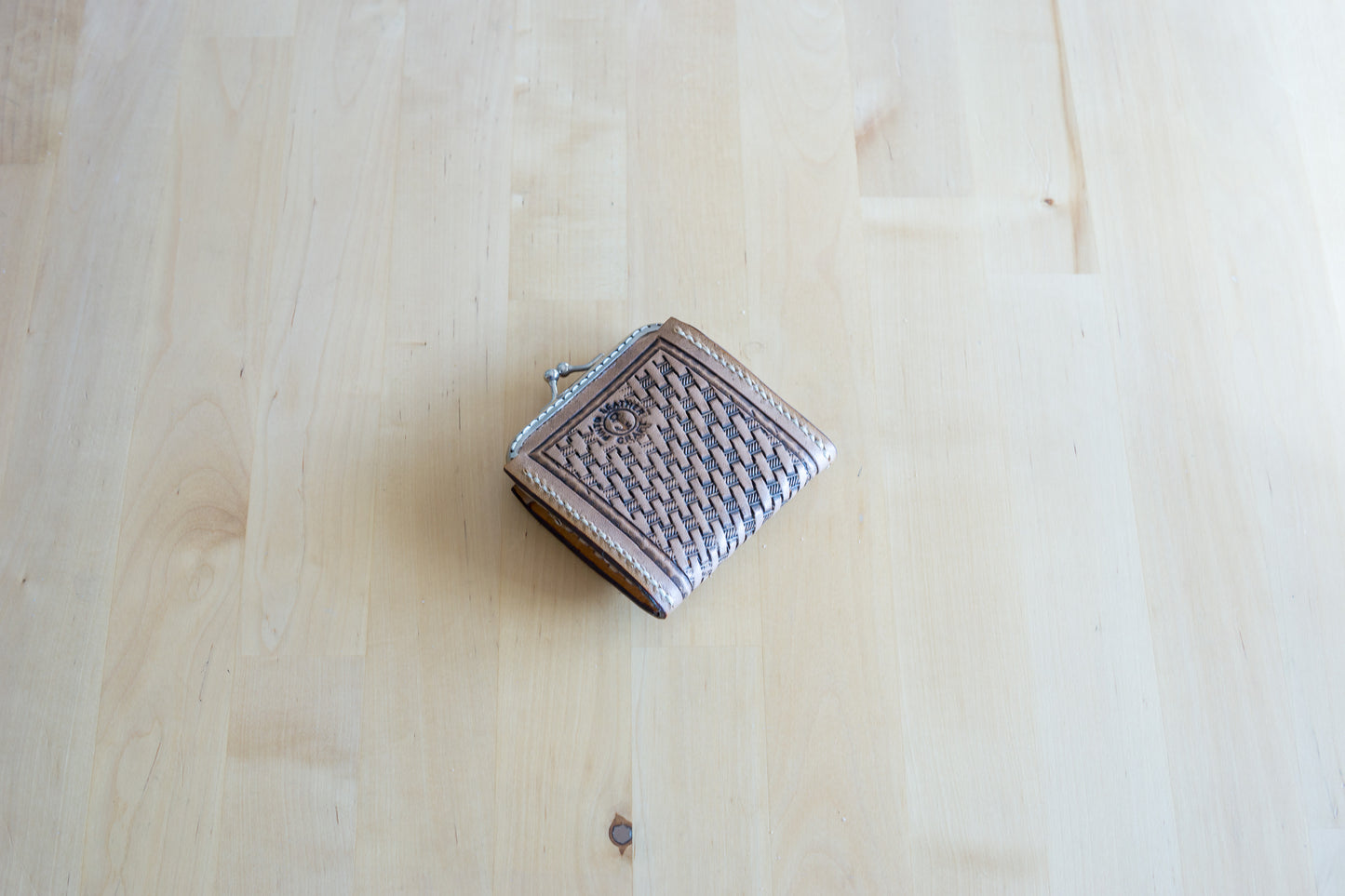 Porta-Moedas em Couro Vegetal com Flor Clássica Carved à Mão – Feito em Portugal