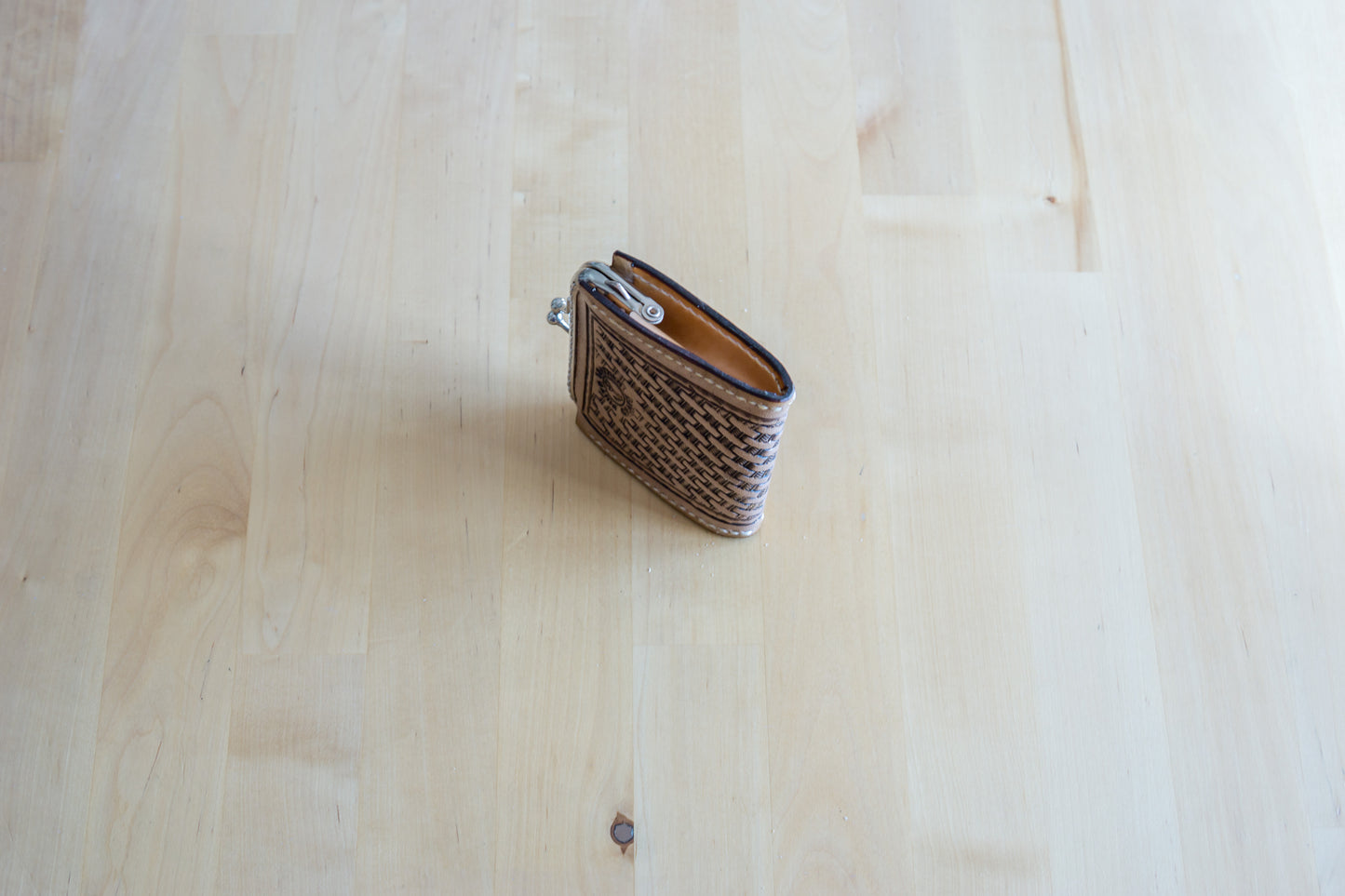 Porta-Moedas em Couro Vegetal com Flor Clássica Carved à Mão – Feito em Portugal
