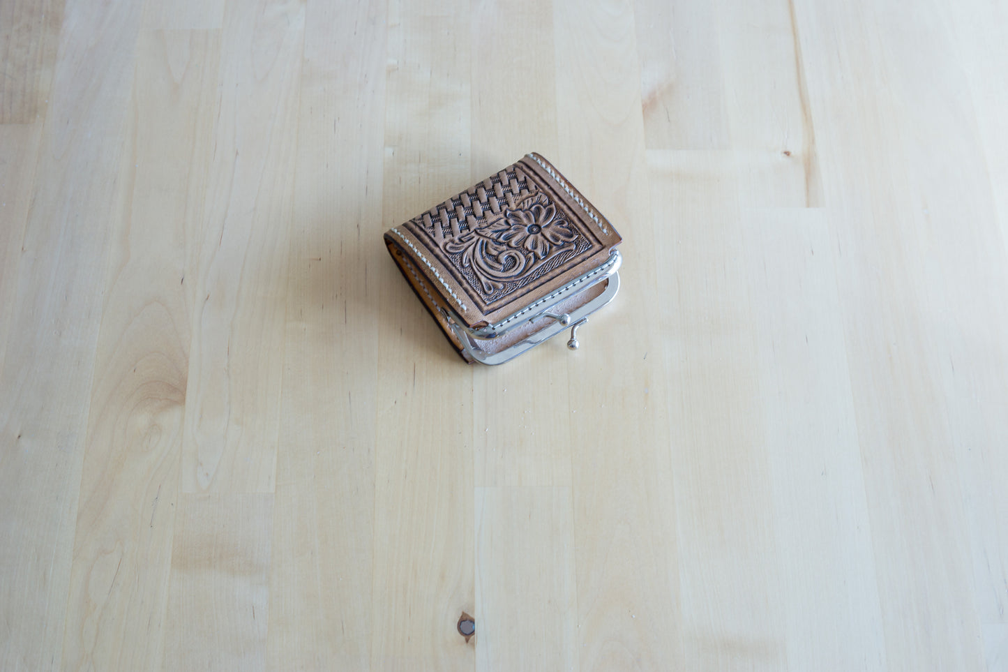 Porta-Moedas em Couro Vegetal com Flor Clássica Carved à Mão – Feito em Portugal