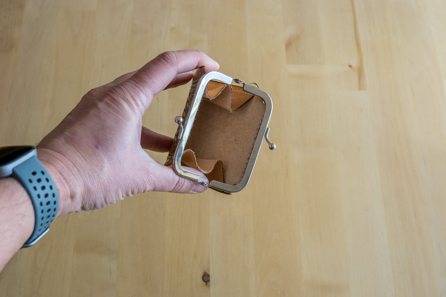 Porta-Moedas em Couro Vegetal com Flor Clássica Carved à Mão – Feito em Portugal