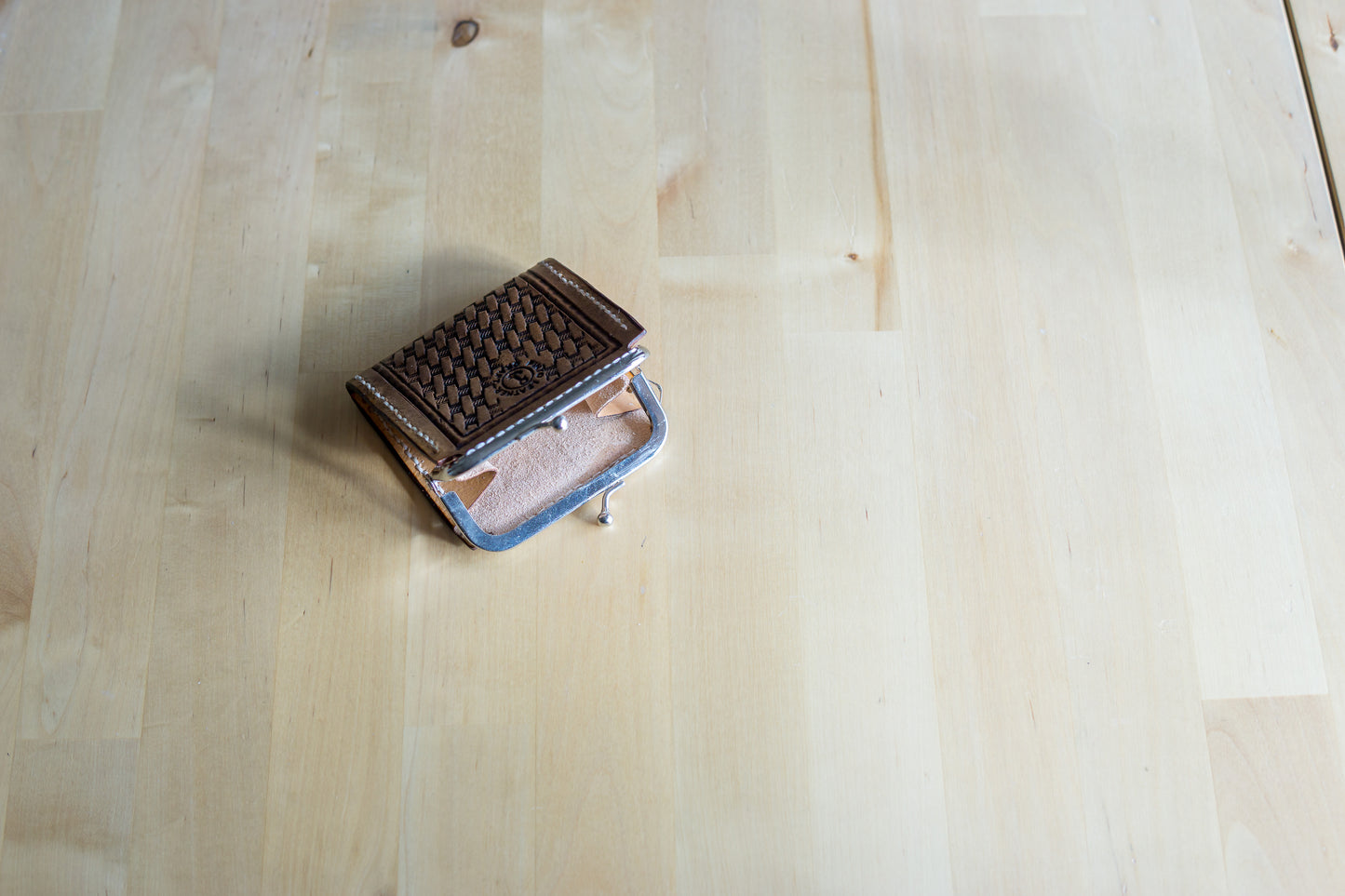 Porta-Moedas em Couro com Carving Manual – Feito à Mão em Portugal