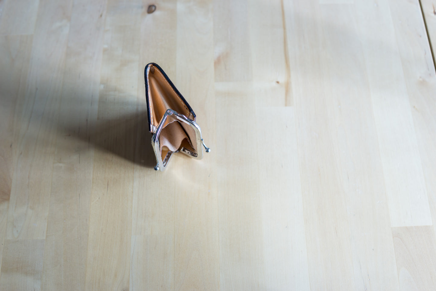 Porta-Moedas em Couro com Carving Manual – Feito à Mão em Portugal