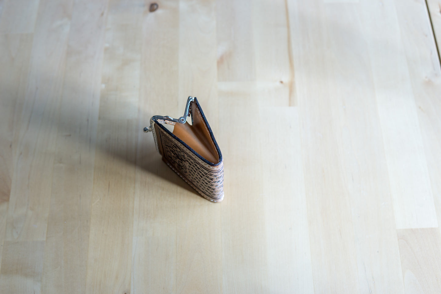 Porta-Moedas em Couro com Carving Manual – Feito à Mão em Portugal