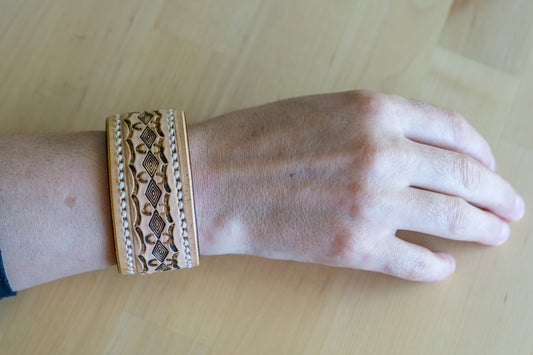 Bracelete de Couro com Padrão Tribal Gravado – Artesanal e Forrado | Pinto Leathercraft
