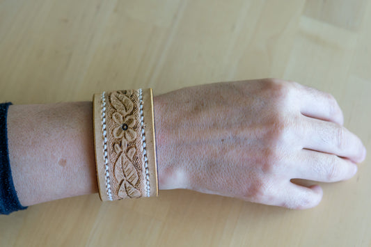 Bracelete de Couro Artesanal com Padrão Gravado – Forrado e Costurado à Mão