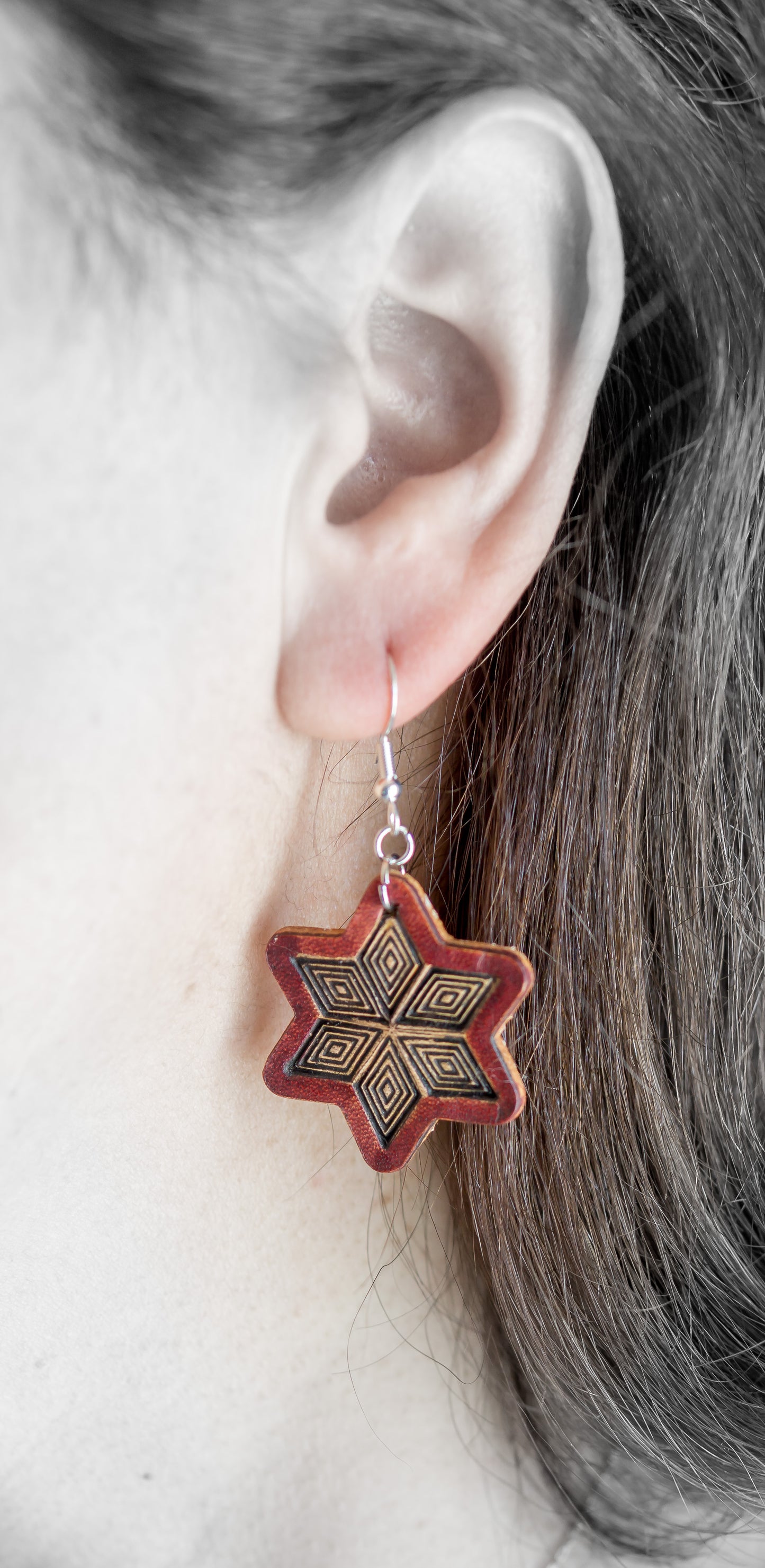 Brincos Artesanais em Couro Estrela Vermelha com Padrão Geométrico