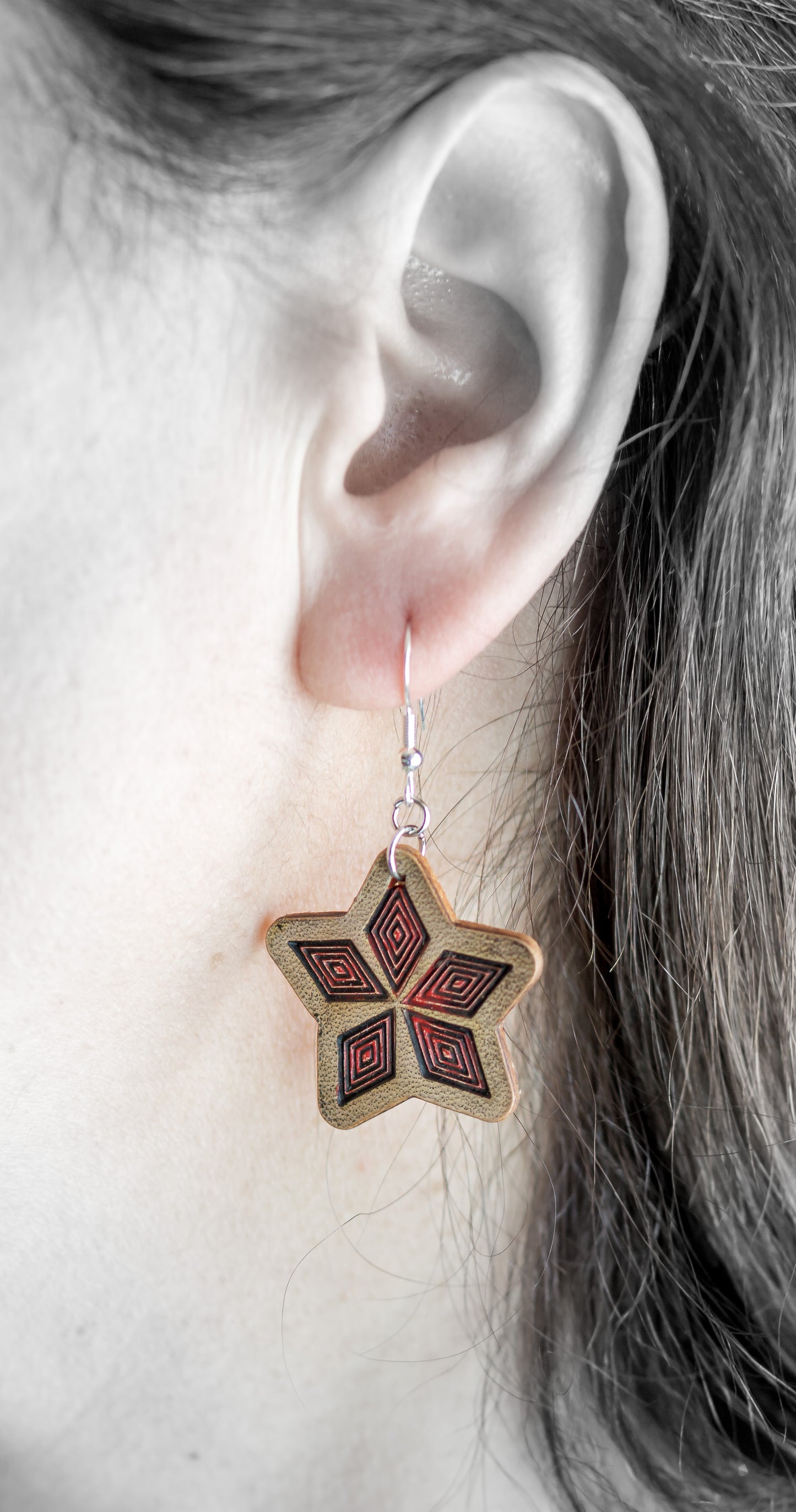 Brincos Artesanais em Couro Estrela Natural com Detalhe Vermelho Gravado