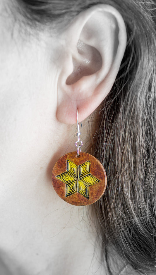 Brincos Artesanais Redondos em Couro Amarelo com Estrela Gravada