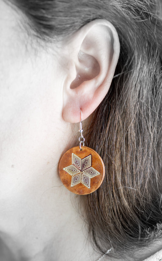 Brincos Artesanais Redondos em Couro Laranja com Estrela Geométrica
