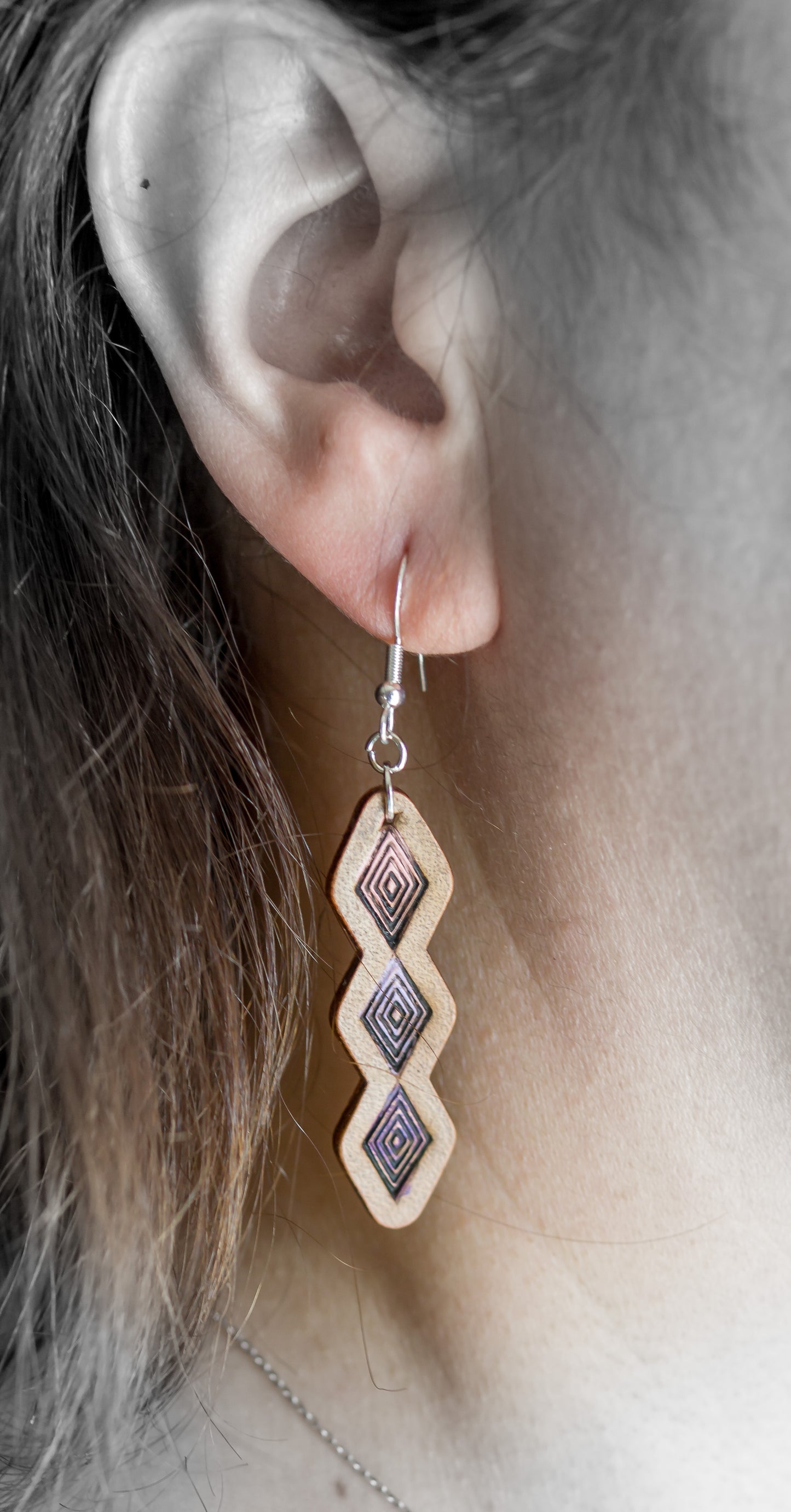 Brincos Artesanais Longos em Couro com Padrão Geométrico Azul