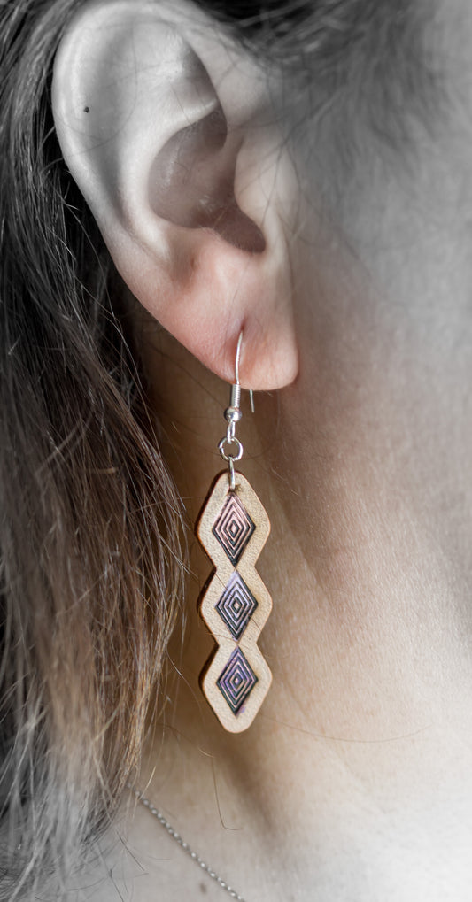 Brincos Artesanais Longos em Couro com Padrão Geométrico Azul