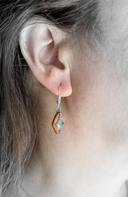 Brincos Artesanais em Couro Castanho com Detalhe Azul Claro