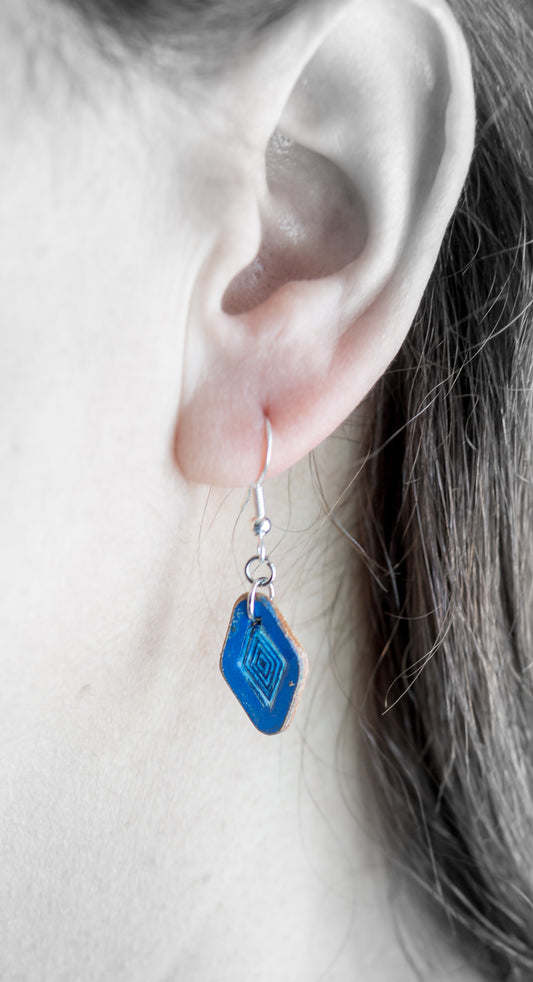 Brincos Artesanais em Couro Azul Intenso Gravado
