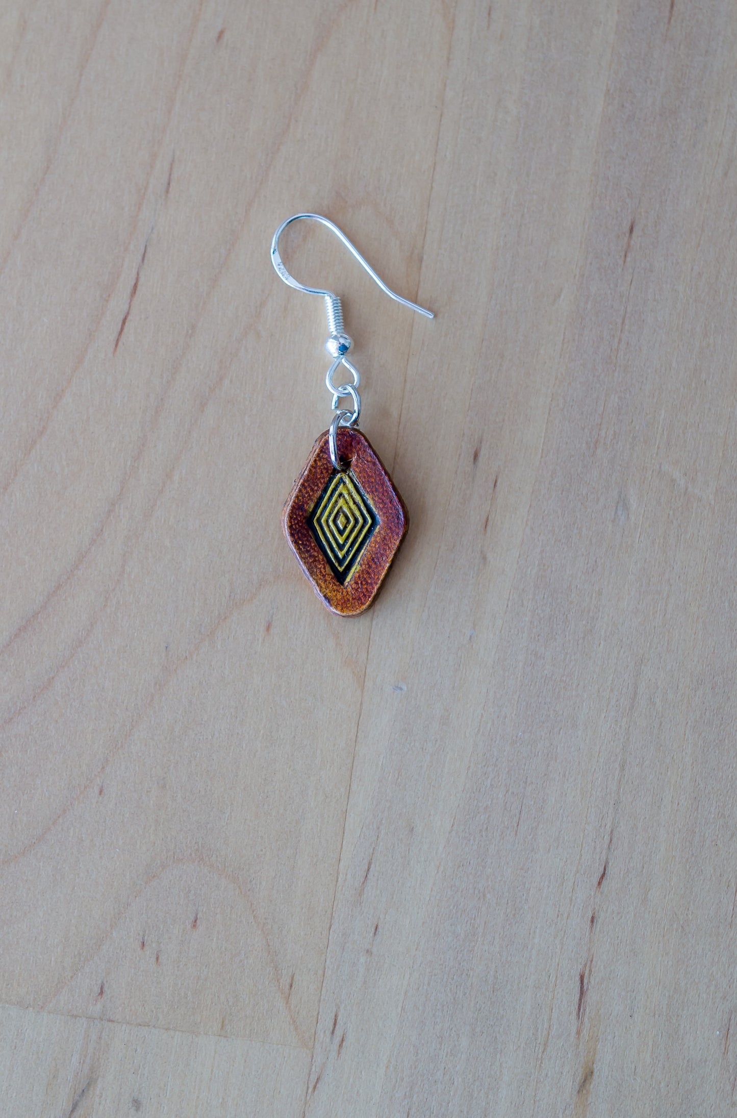 Brincos Artesanais em Couro Castanho com Centro Verde Vibrante