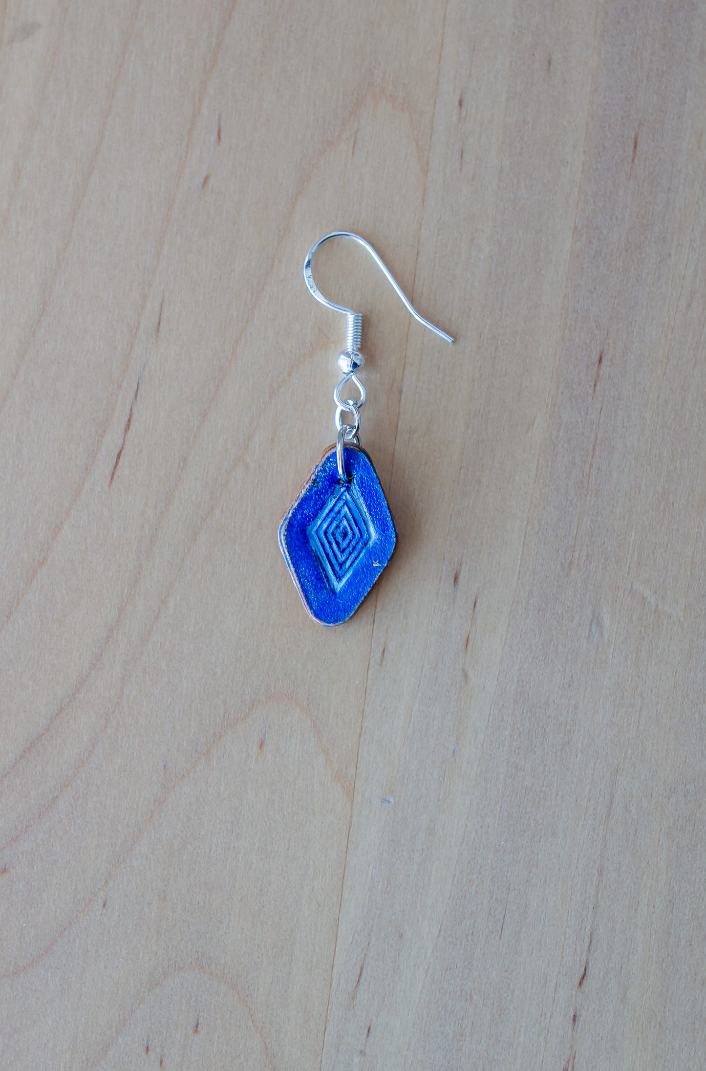 Brincos Artesanais em Couro Azul Intenso Gravado