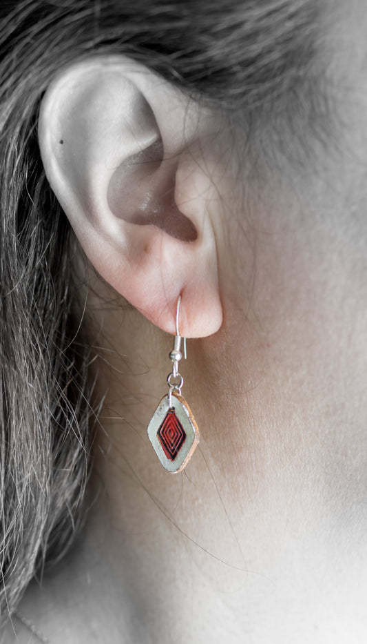 Brincos Artesanais em Couro Natural com Padrão Geométrico Vermelho Gravado
