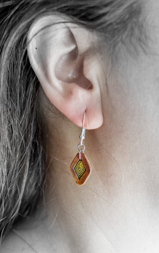 Brincos Artesanais em Couro Castanho com Centro Verde Vibrante