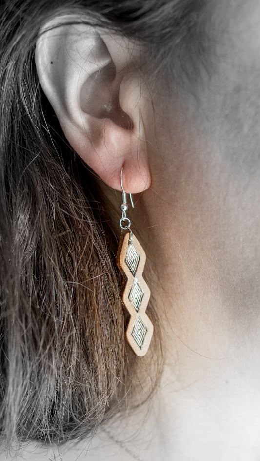 Brincos Artesanais Longos em Couro com Padrão Geométrico Cinza