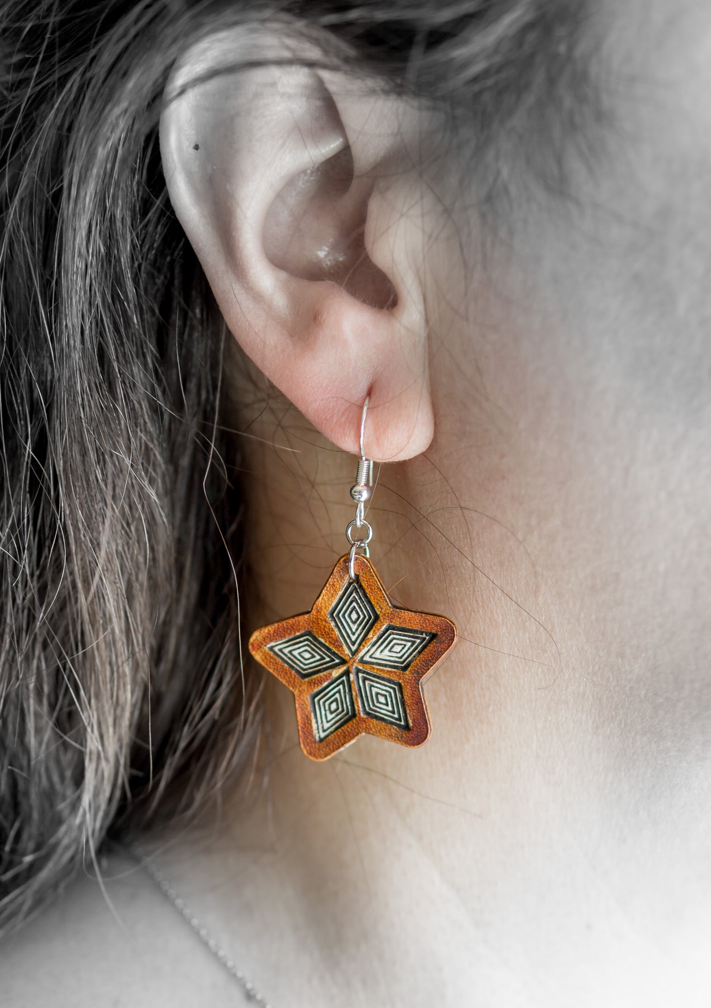 Brincos Artesanais em Couro Estrela Laranja com Padrão Geométrico Gravado
