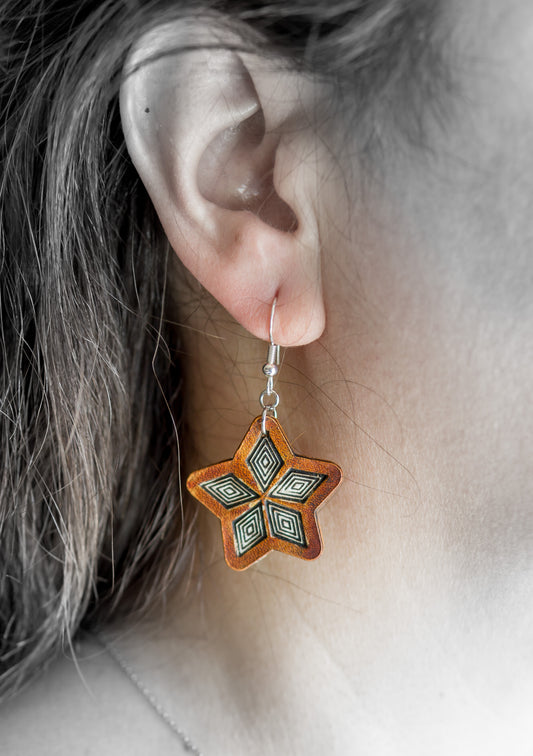 Brincos Artesanais em Couro Estrela Laranja com Padrão Geométrico Gravado
