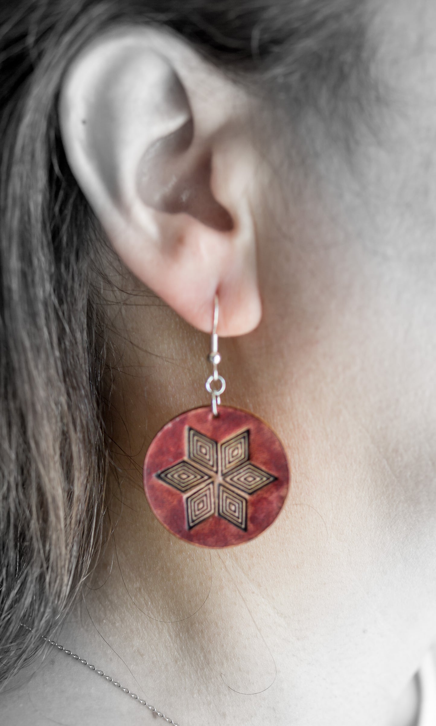 Brincos Artesanais Redondos em Couro Vermelho com Estrela Geométrica Gravada