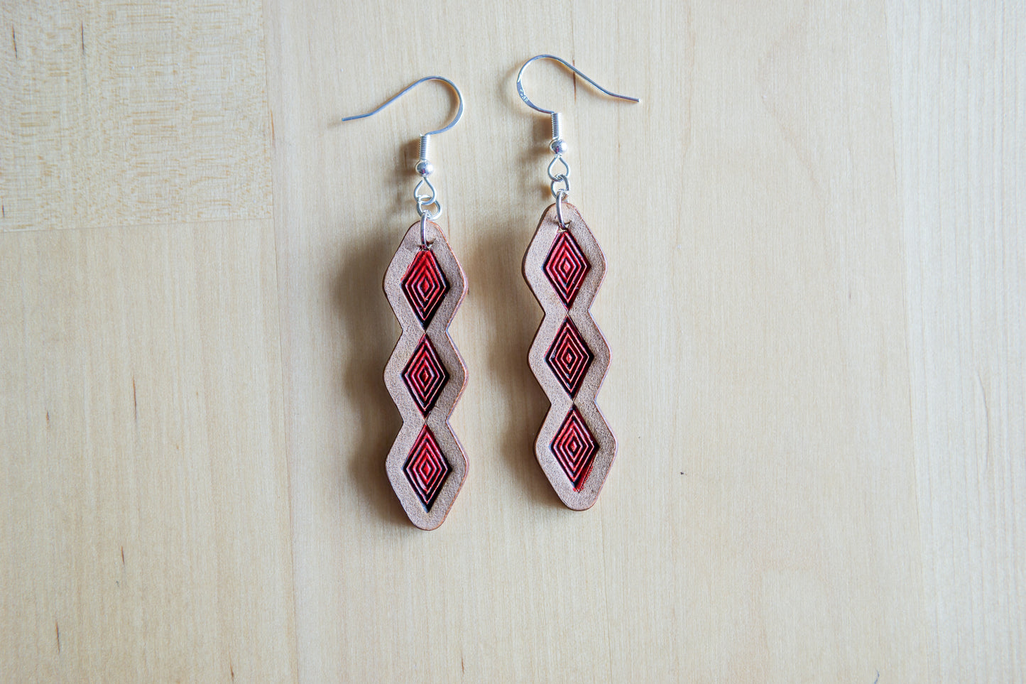 Brincos Artesanais Longos em Couro com Detalhe Vermelho Geométrico