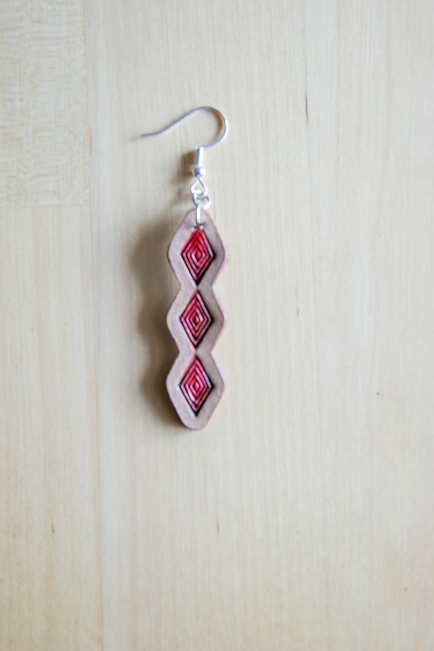 Brincos Artesanais Longos em Couro com Detalhe Vermelho Geométrico
