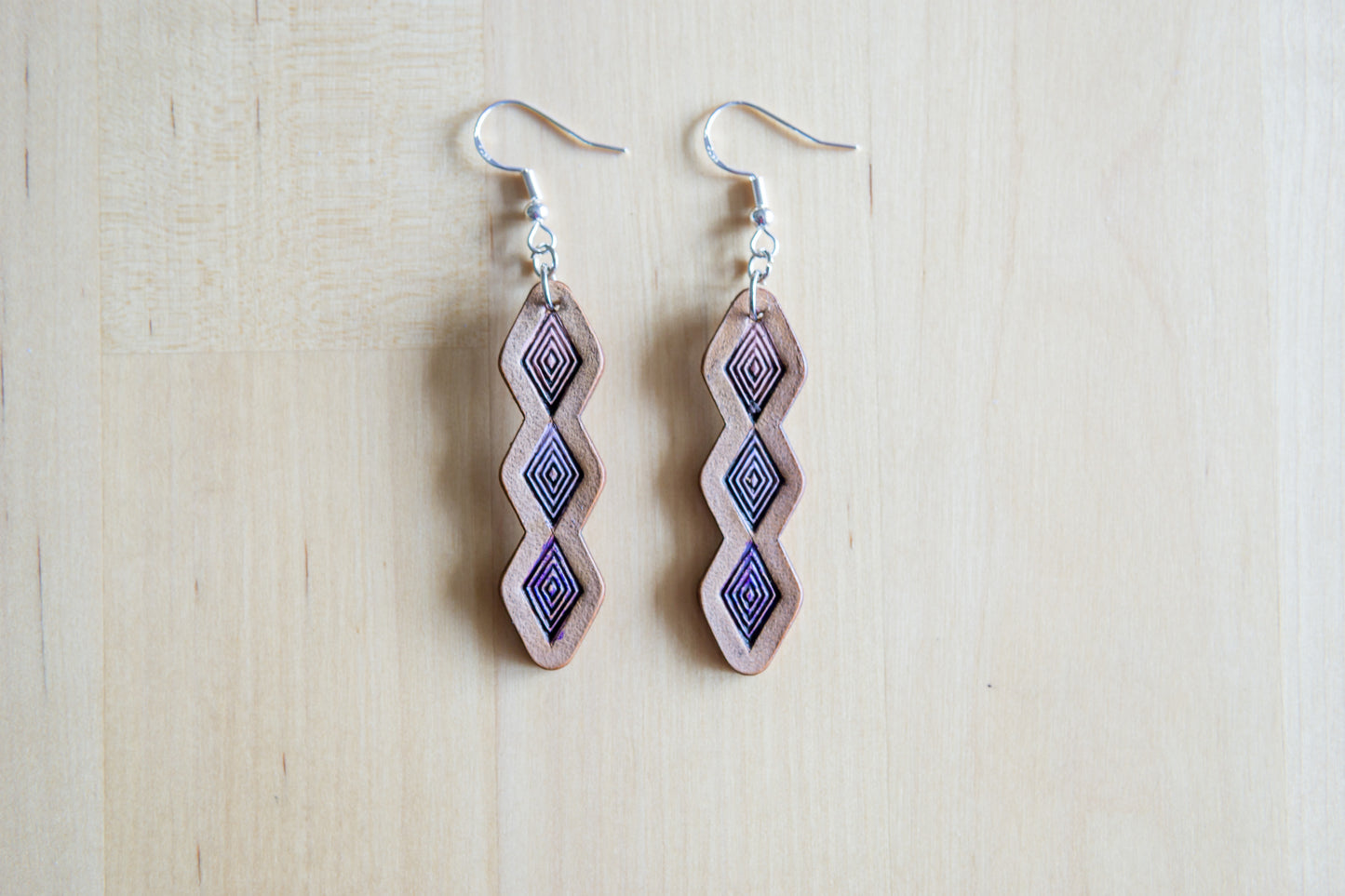 Brincos Artesanais Longos em Couro com Padrão Geométrico Azul