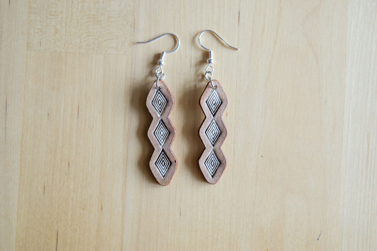 Brincos Artesanais Longos em Couro com Padrão Geométrico Cinza