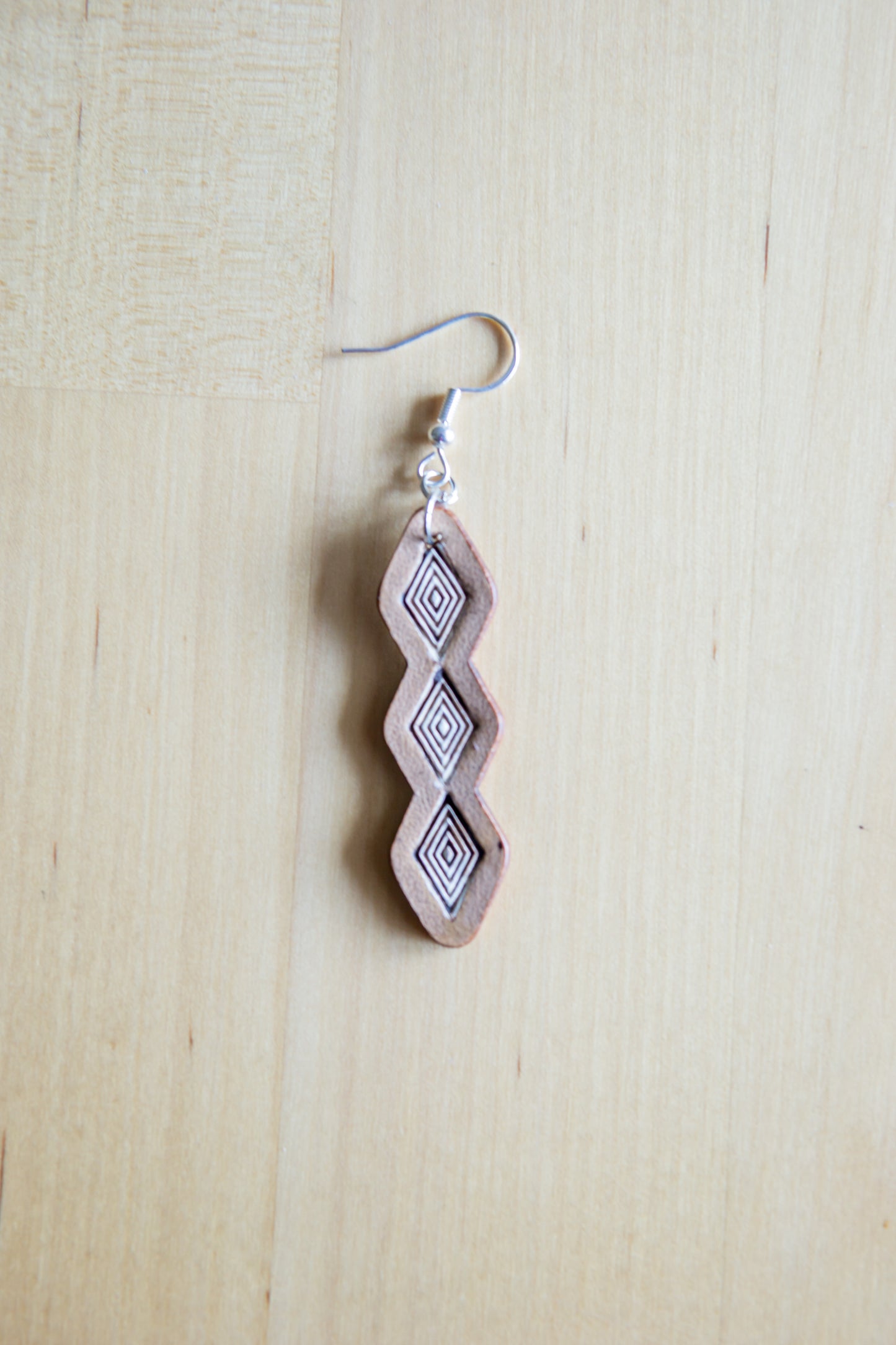 Brincos Artesanais Longos em Couro com Padrão Geométrico Cinza