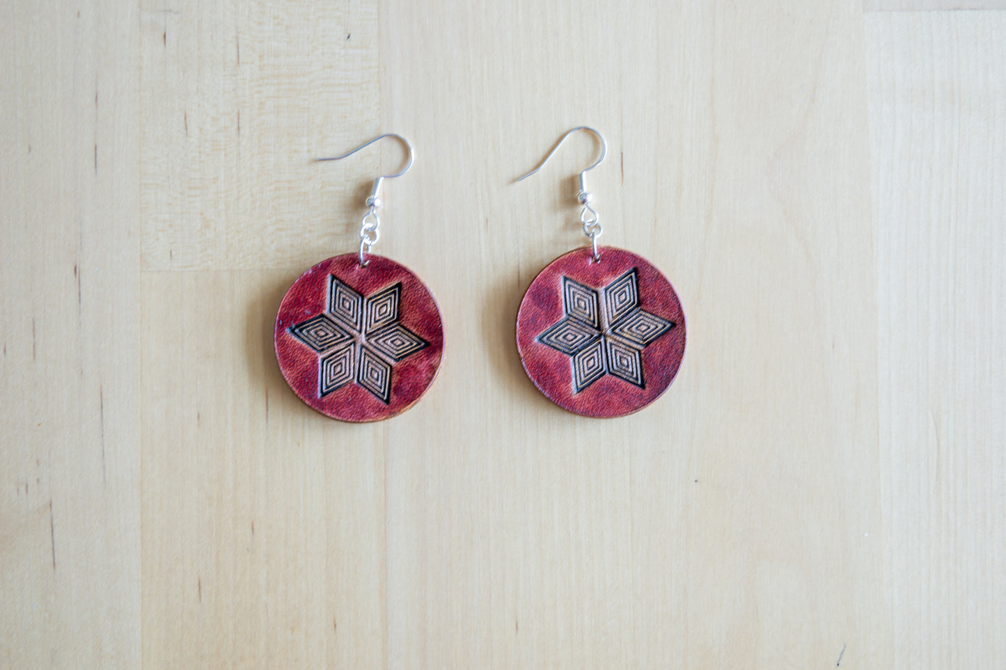 Brincos Artesanais Redondos em Couro Vermelho com Estrela Geométrica Gravada
