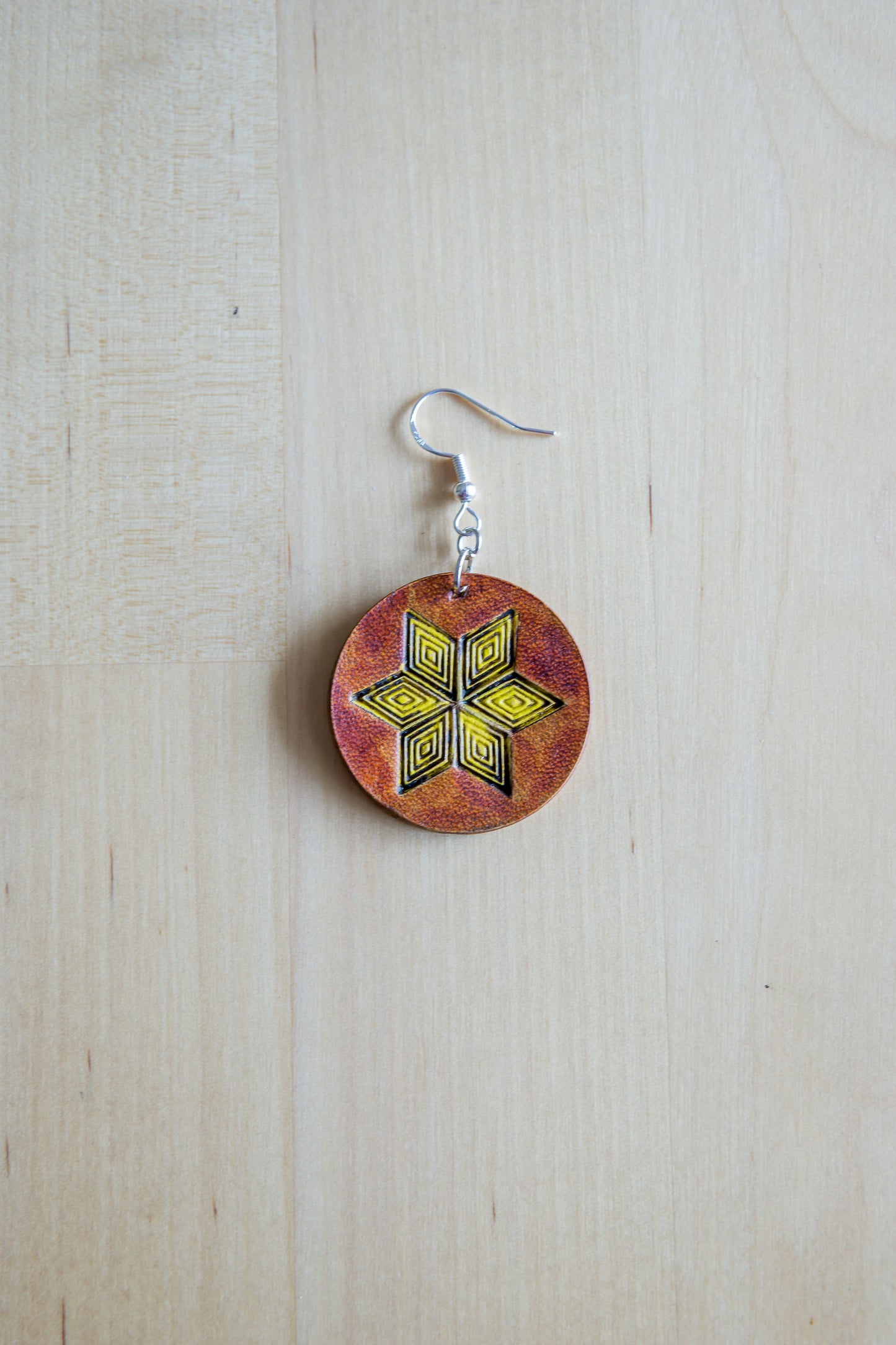 Brincos Artesanais Redondos em Couro Amarelo com Estrela Gravada