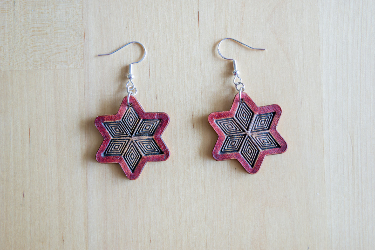Brincos Artesanais em Couro Estrela Vermelha com Padrão Geométrico