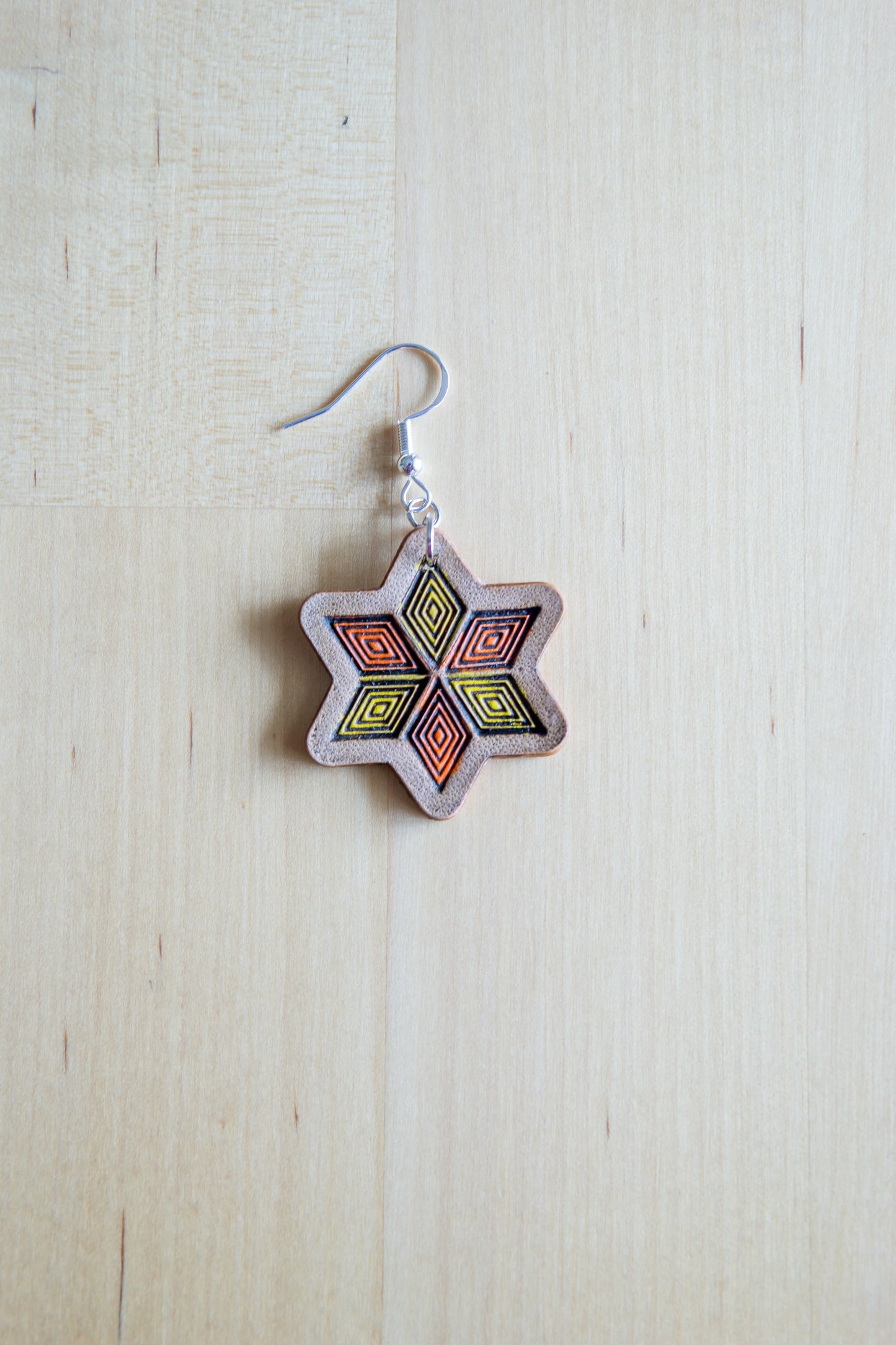 Brincos Artesanais em Couro Estrela Multicolor com Padrão Gravado