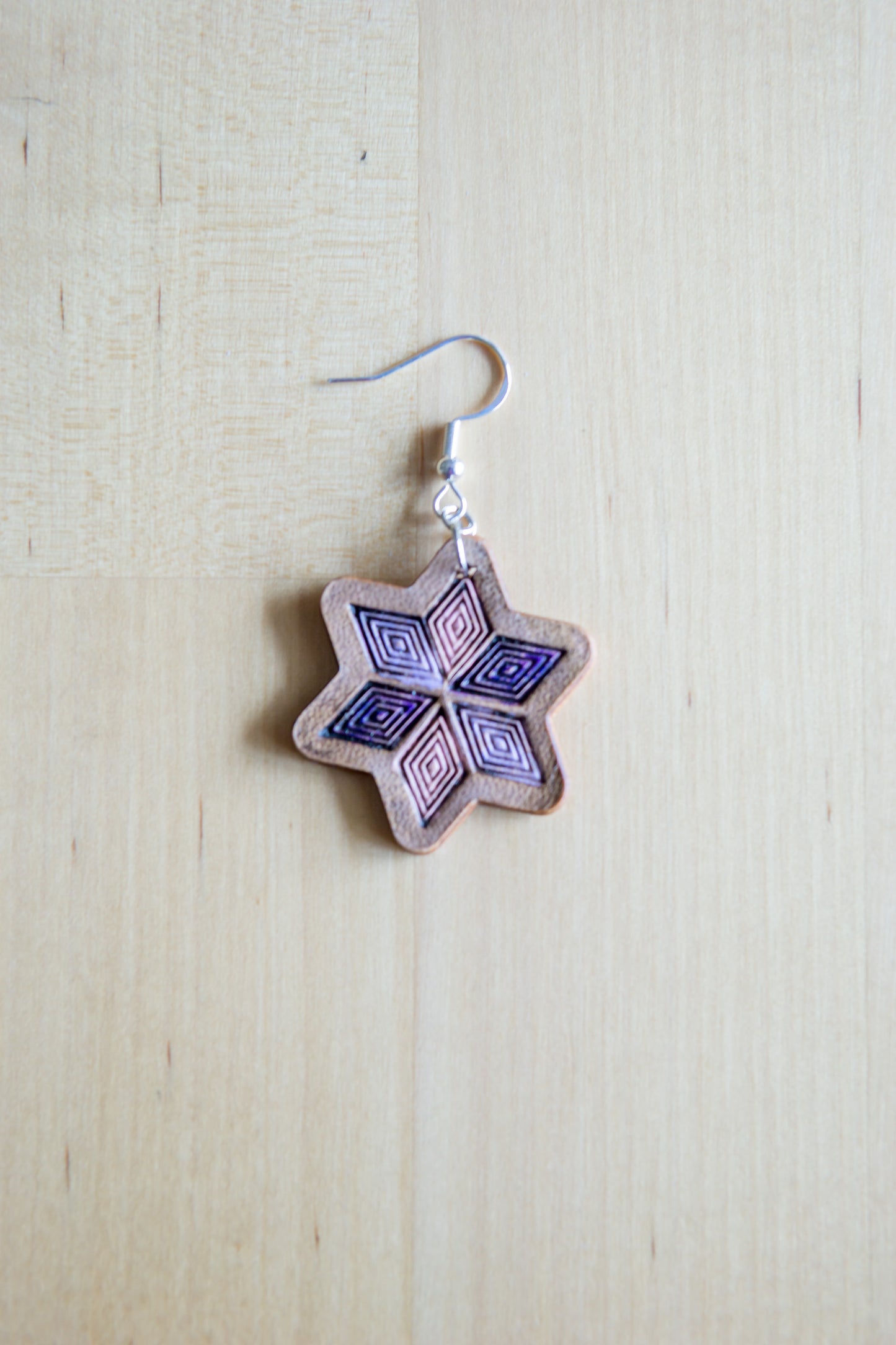 Brincos Artesanais em Couro em Forma de Estrela com Detalhe Azul Gravado