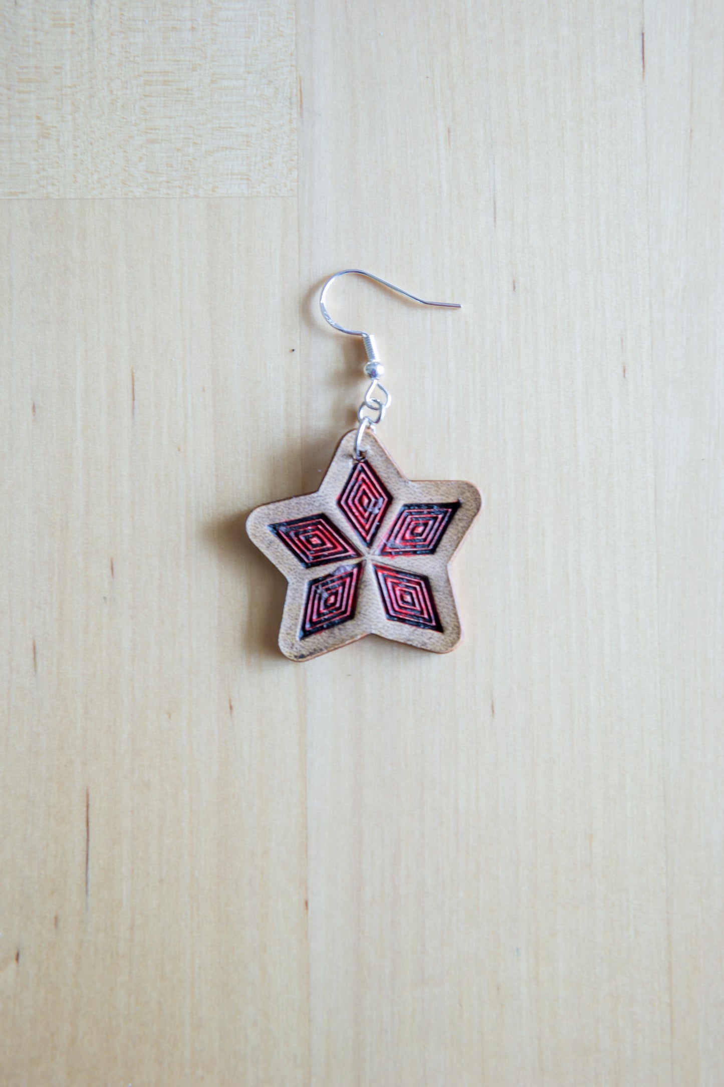 Brincos Artesanais em Couro Estrela Natural com Detalhe Vermelho Gravado