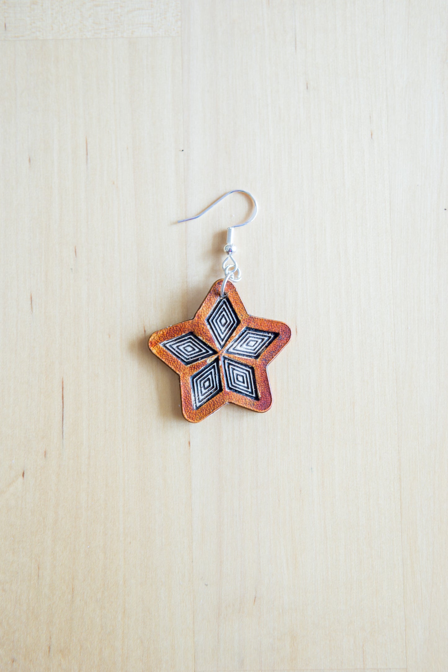 Brincos Artesanais em Couro Estrela Laranja com Padrão Geométrico Gravado