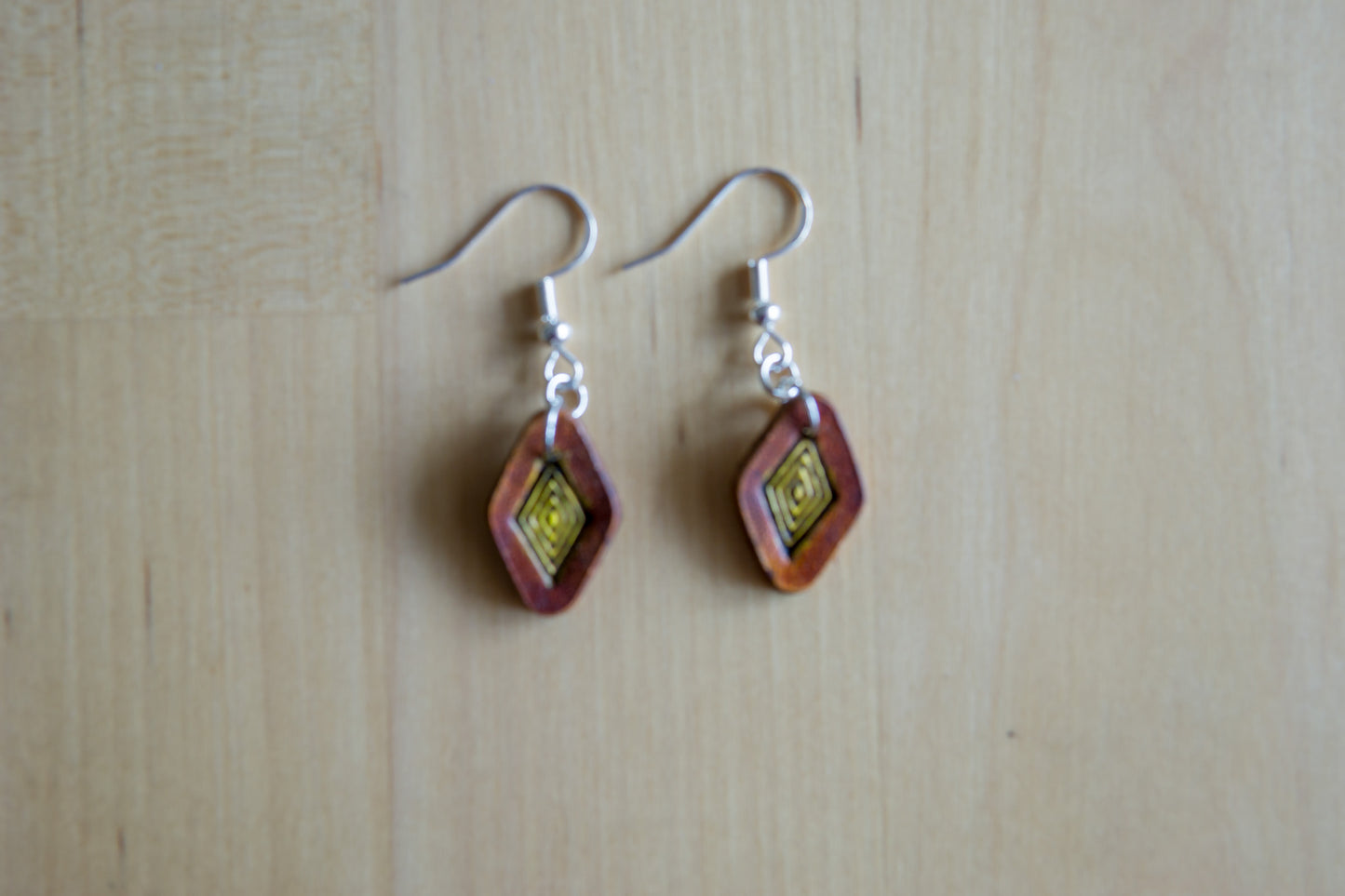 Brincos Artesanais em Couro Castanho com Centro Verde Vibrante