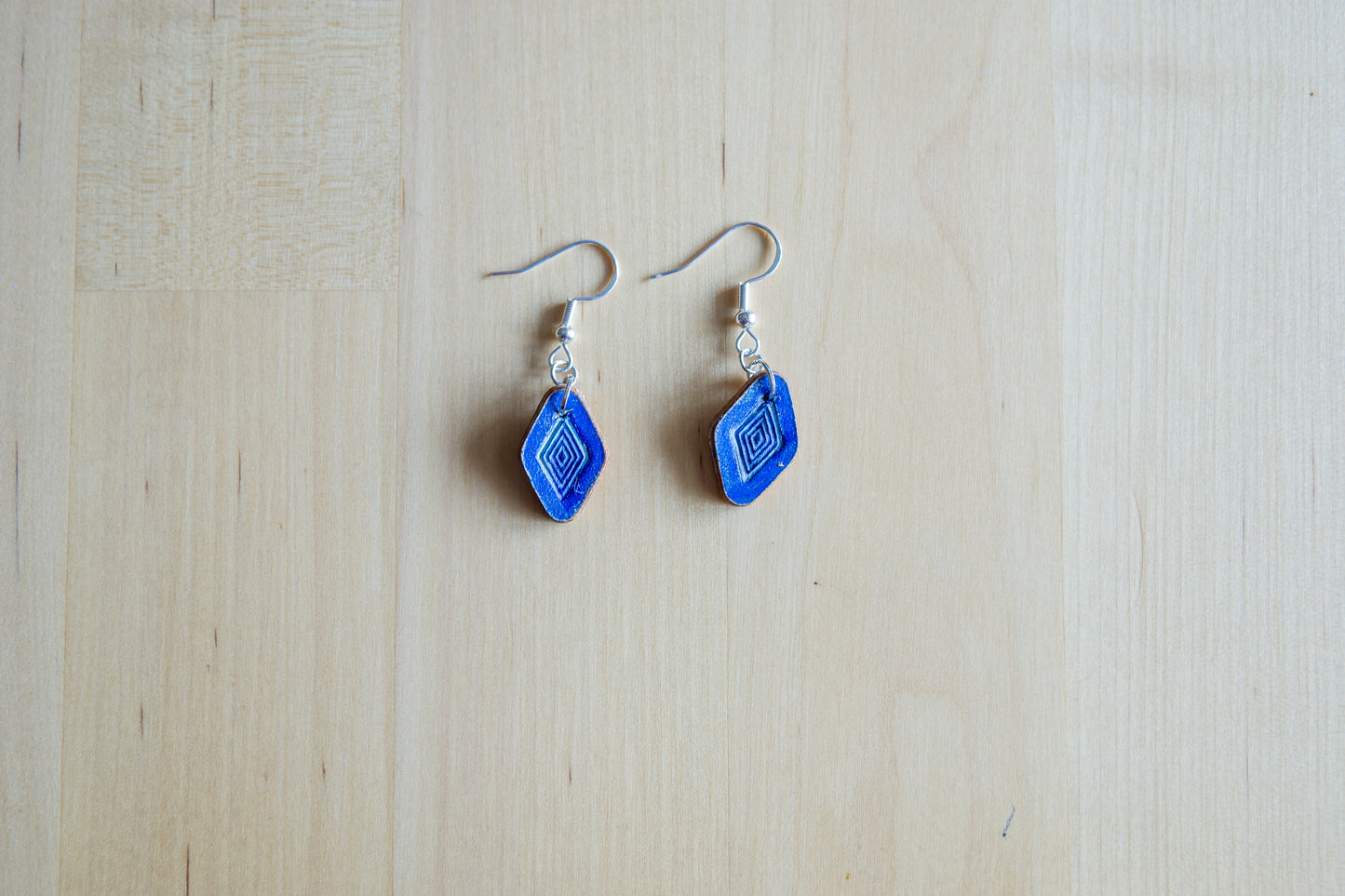 Brincos Artesanais em Couro Azul Intenso Gravado