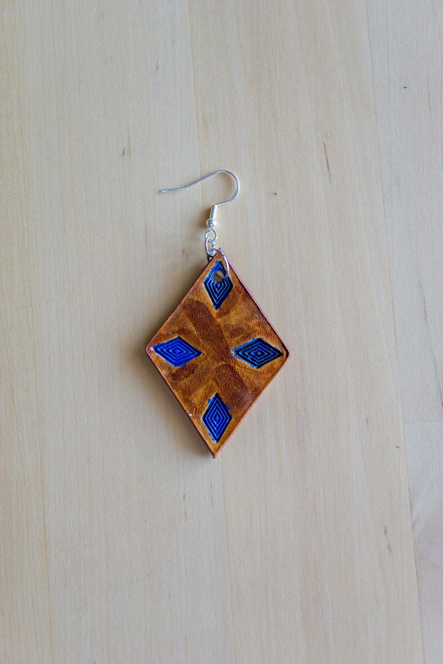 Brincos Artesanais em Couro - Modelo Diamante Tribal Azul